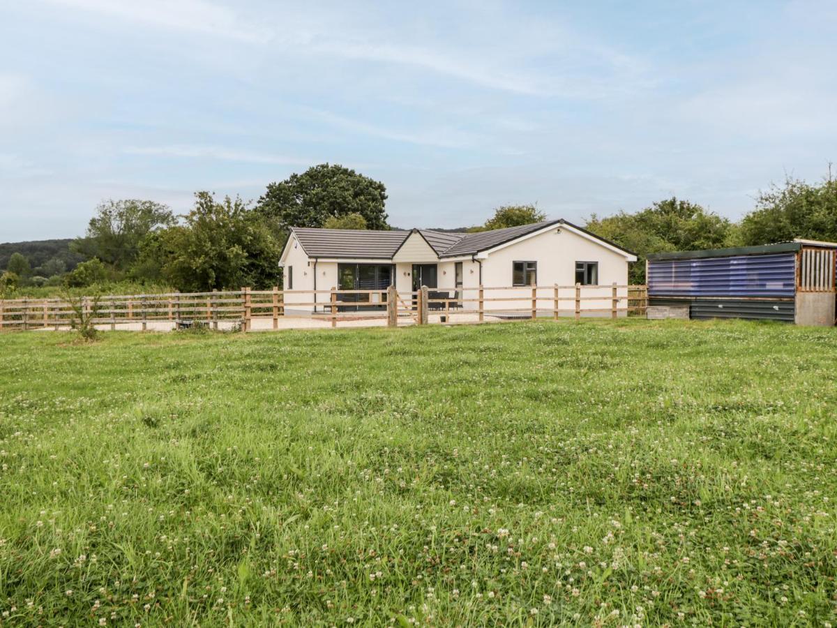 Strawberry Stables Villa Bristol Exterior photo